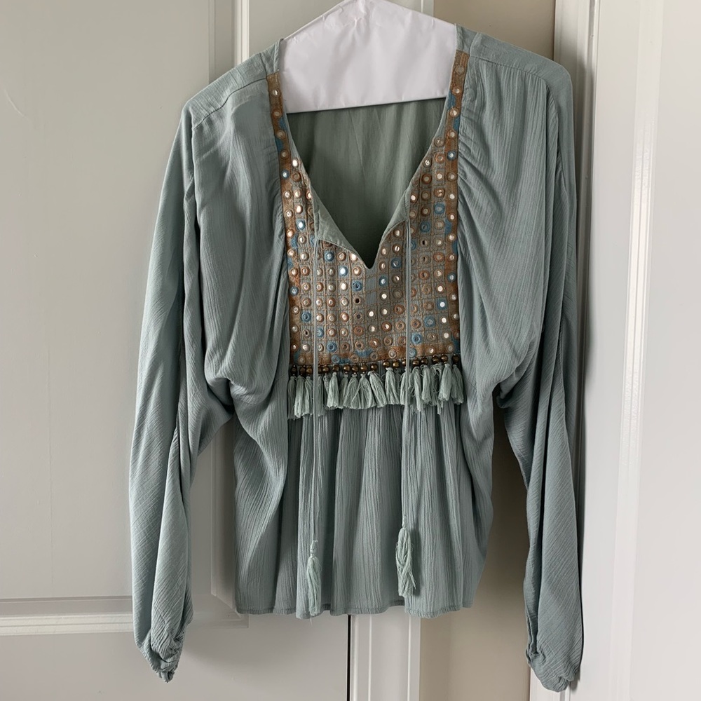 Beautiful tassel detailed top